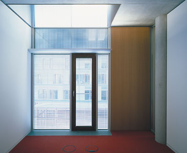 Integration von Tageslichtumlenkung und Kunstlicht in das Fassadenelement